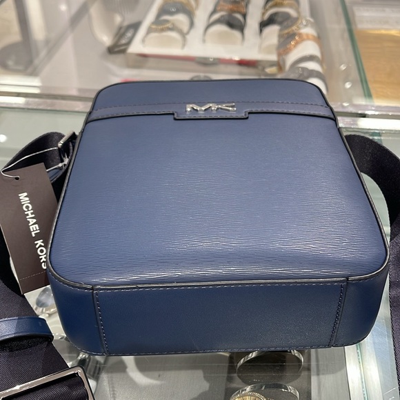 Michael Kors Cooper Flight Crossbody Bag
Navy 
NWT - Picture 6 of 16